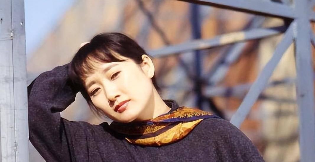 歌手成方圆年轻时候的照片,成方圆是80年代的当红歌星