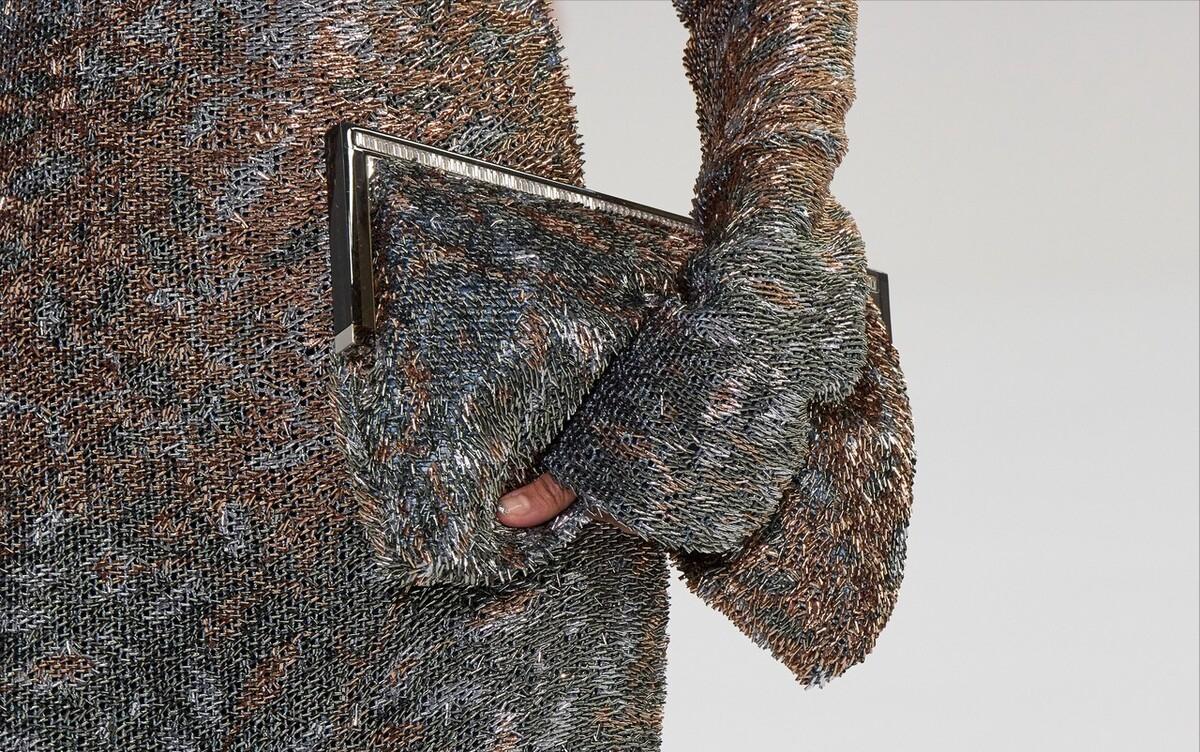 宋慧乔巴黎时装周穿搭同款,宋慧乔一袭白色西服裙显女性魅力