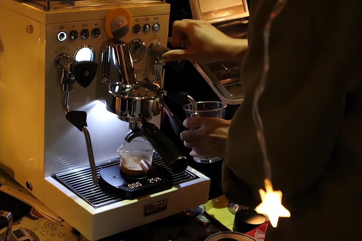 河南郑州现后备箱集市,郑州街头的后备箱集市