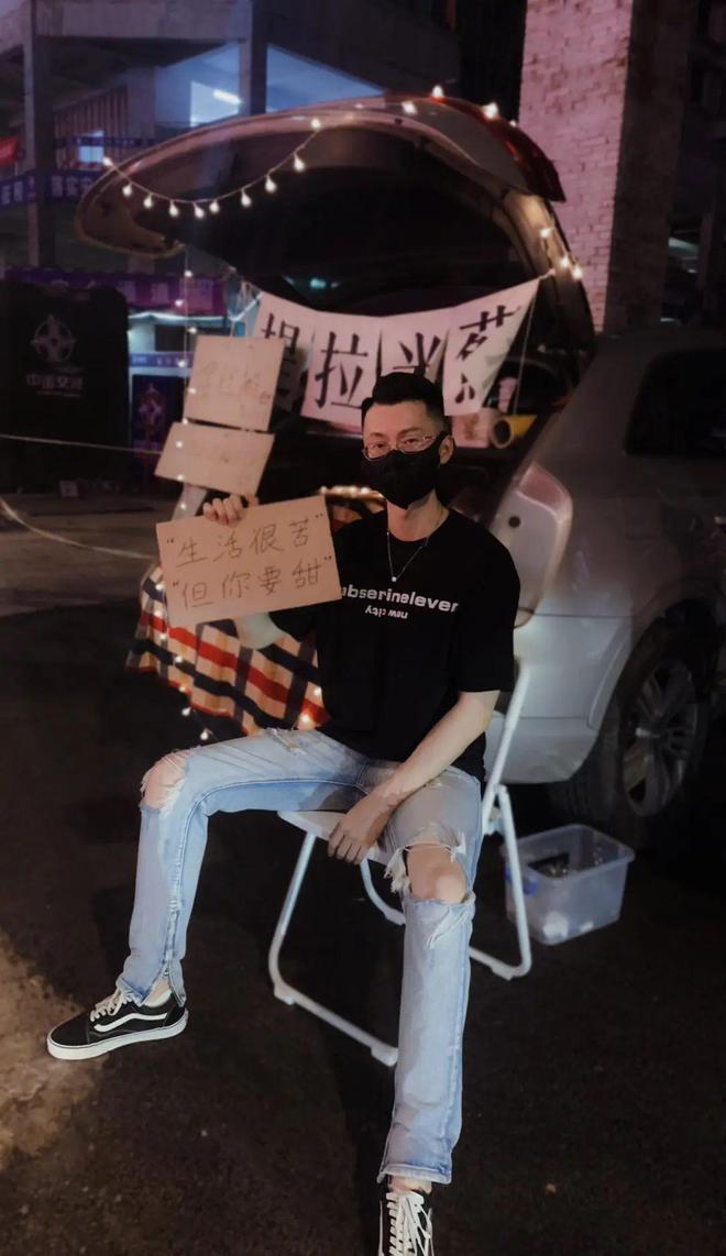 90后放弃过万月薪辞职摆摊,辞职摆摊真的赚钱吗