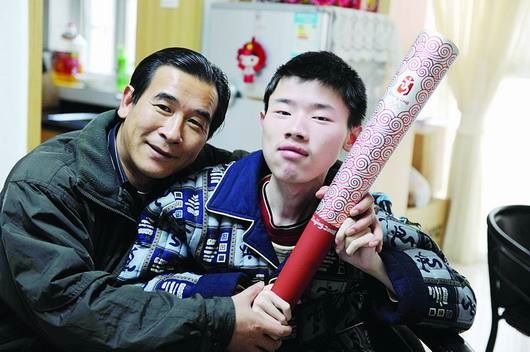 感动中国的男孩离世，7年后父亲征集“替身”，圆89岁母亲心愿