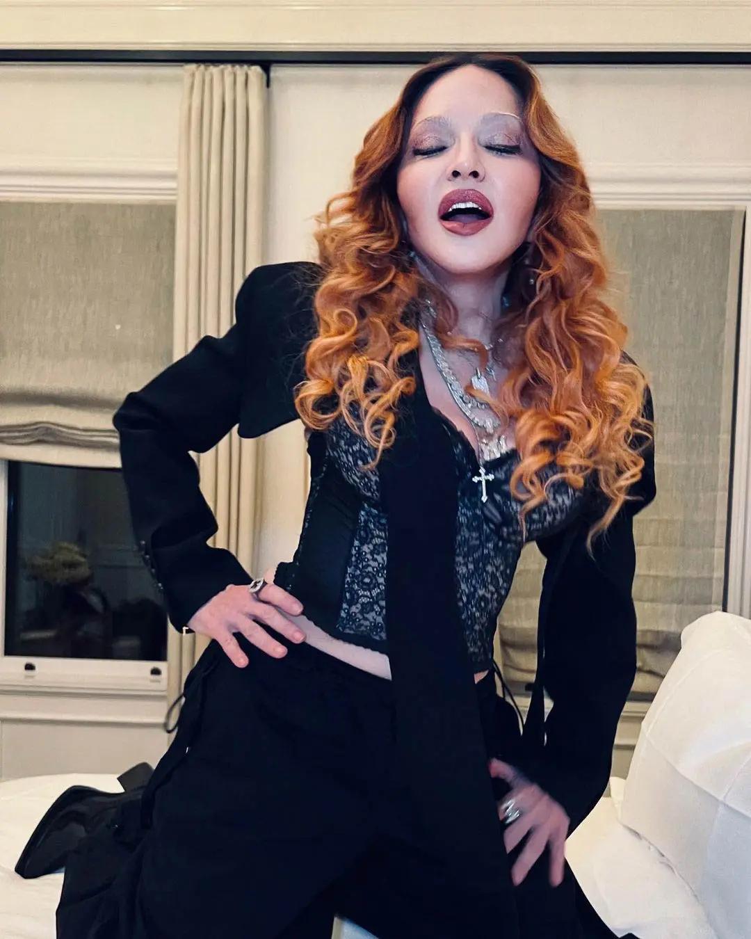 拳击手傍上64岁富婆，身价数十亿，比他大35岁