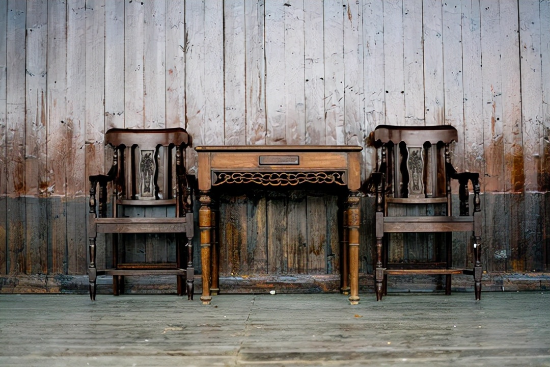 老人捡到一把椅子结果是古董,老人捡到了一把破椅子