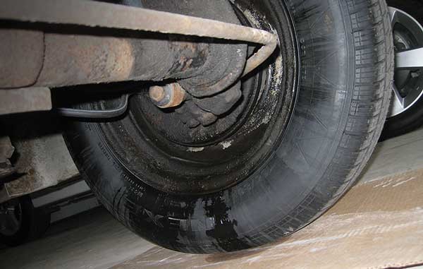 刹车踩下去有时硬有时软怎么回事,汽车刹车硬的原因及解决办法