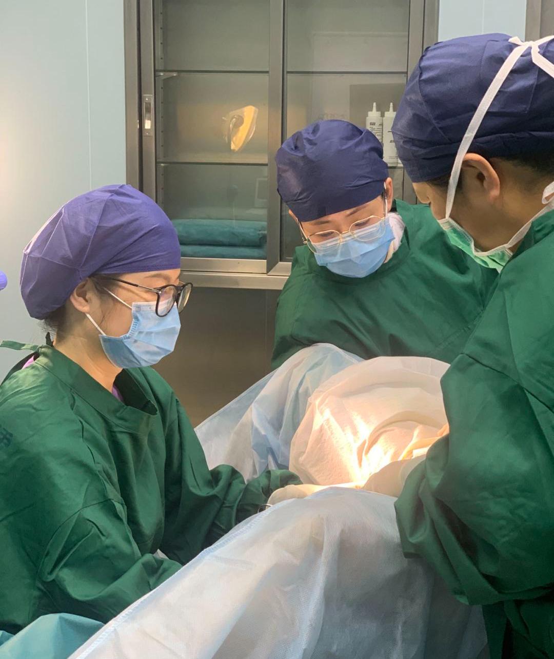 腹腔镜切除子宫肌瘤案例,子宫肌瘤患者为妇产科送锦旗