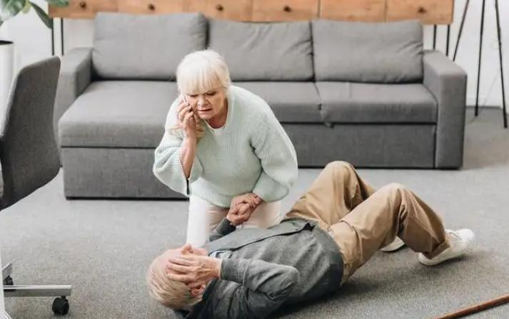 女子胃痛后面瘫，疑似神经发炎，做了高压氧，直到瘫痪才找到病因