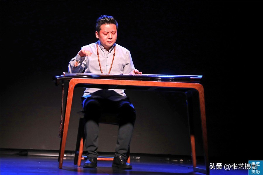 悬挂五星红旗豪华邮轮招商伊敦号，穿过百年历史尘烟再次启航