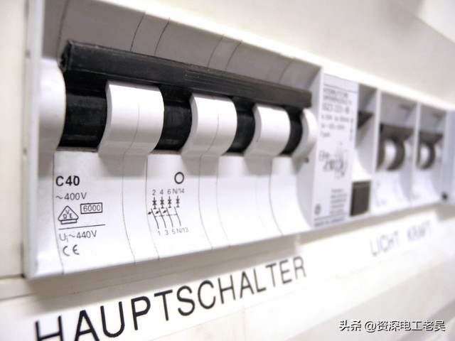 家里电路过欠压跳闸是怎么回事,线路欠电压什么原因