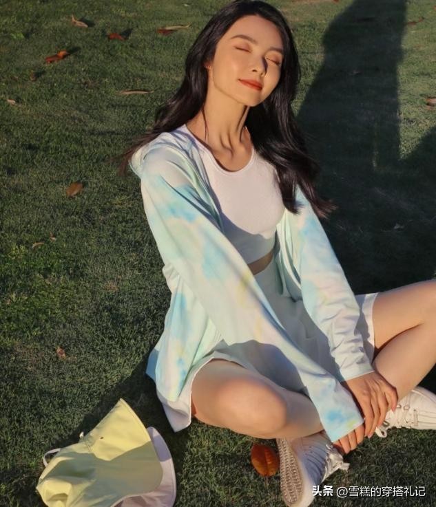 蓝色防晒衫搭配蓝色牛仔短裙,牛仔半身短裙蓝色防晒衫