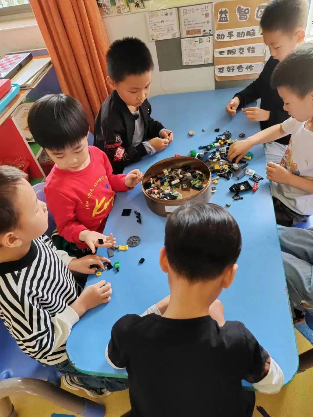 “戏”动童年，“域”见未来——诺亚舟开心果幼儿园区域活动