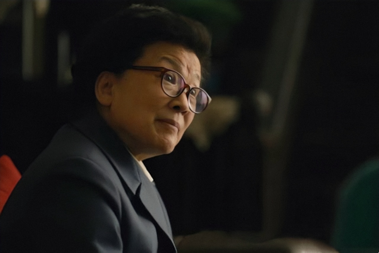 气场不对别硬演“女干部”，2部热播剧5位女演员一比较，差距不小