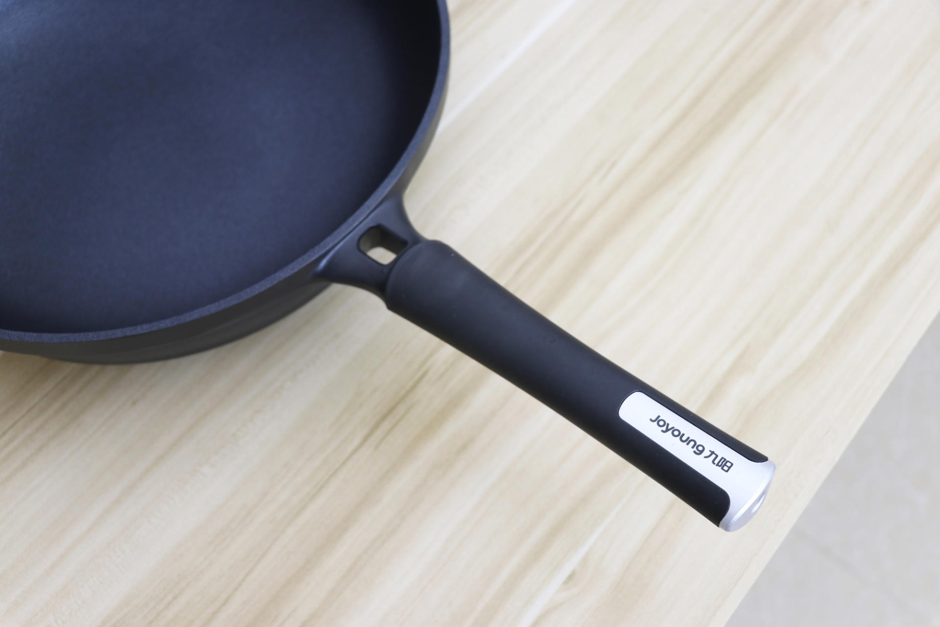 九阳和苏泊尔哪个不粘锅平底锅好,九阳少油烟不粘锅平底锅家用