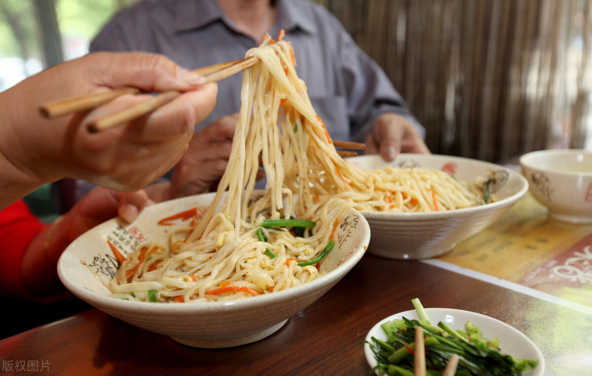 开米线店挣钱案例,农村妇女卖米线店年赚600万背后