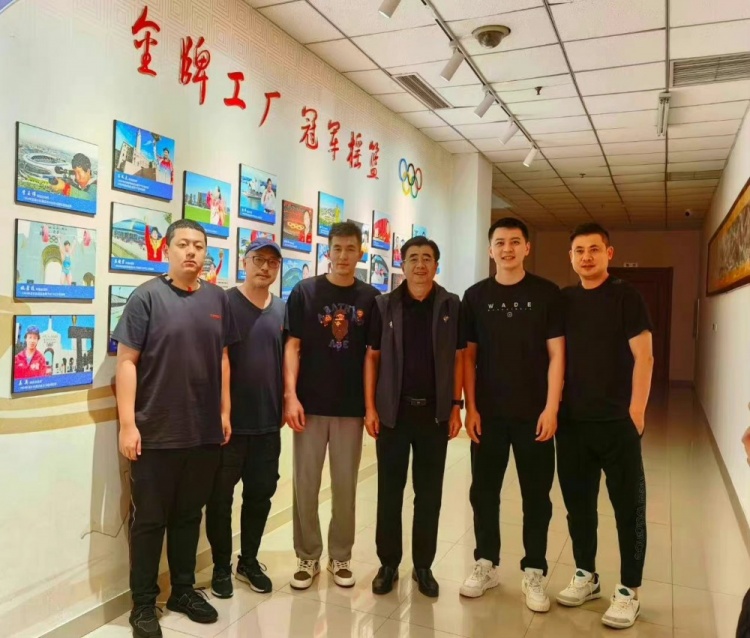 王哲林调侃小丁完整版,辽篮外援王哲林