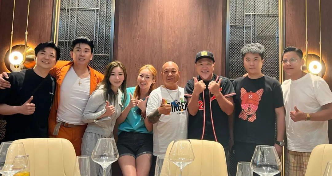 57岁港星现身街头,港星70多岁很年轻