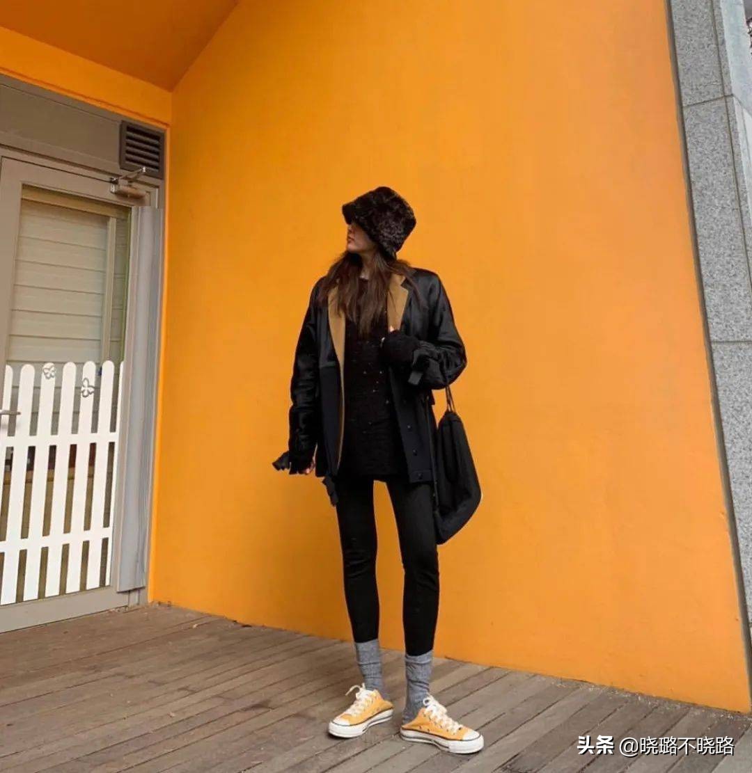 鲨鱼裤露袜子时尚穿搭冬,冬天保暖又减龄鲨鱼裤穿搭