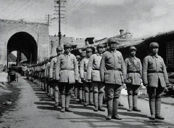 15个鬼子藏身窑洞顽抗，曾美下令全部活埋：没投降不算俘虏，杀