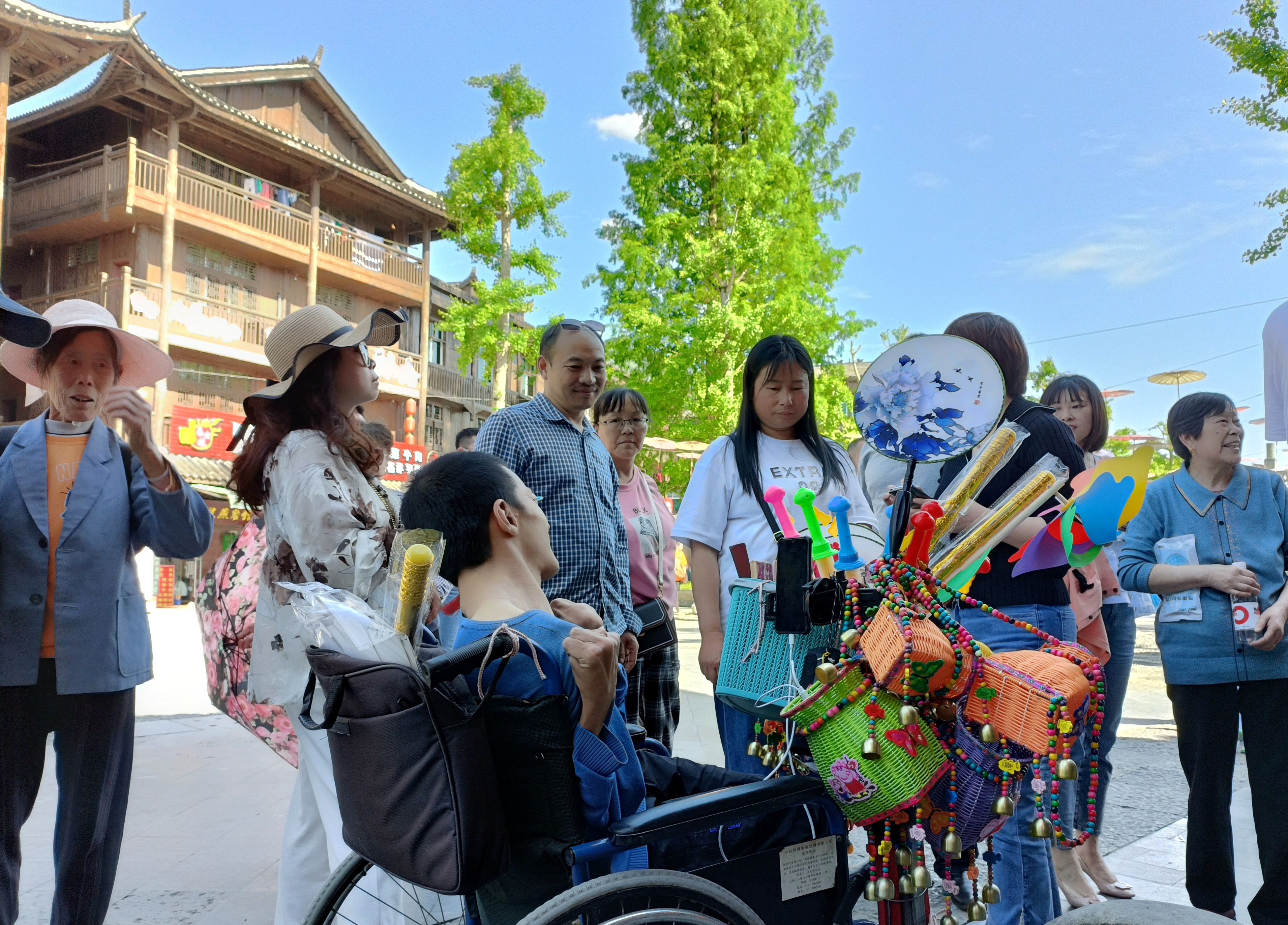 网络搭平台轮椅当店铺这个小伙子在全国各地有买家