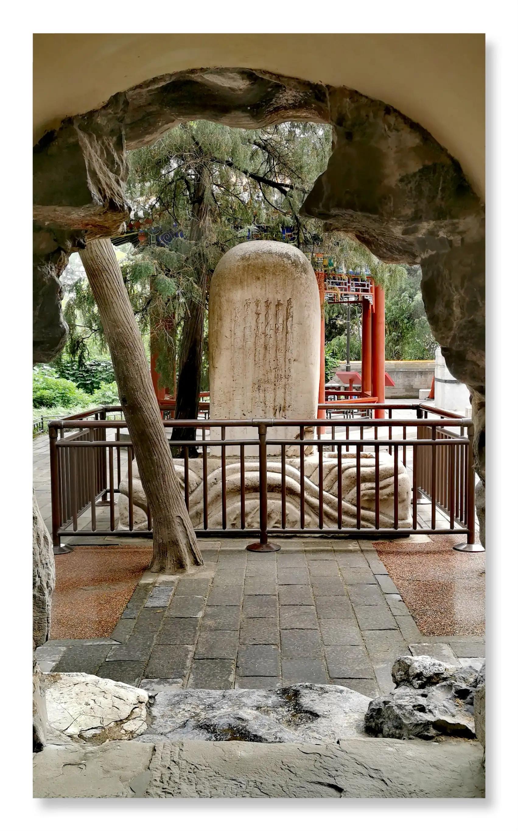 白塔寺是在北海公园里面吗,白塔寺是北海的白塔吗