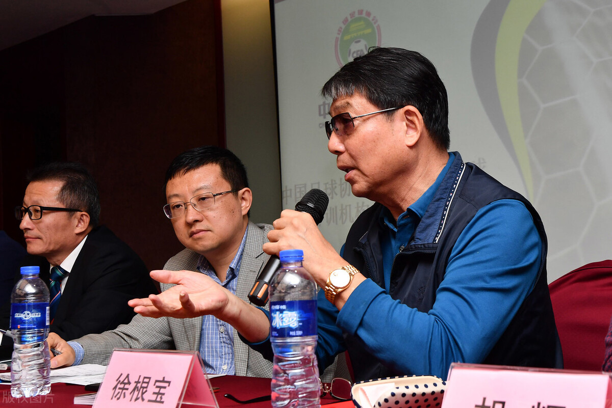 当年徐根宝在发布会上被公然喊下课，如今谢晖北上接掌大连人，这位海派教练能从恩师的遭遇里学到什么？