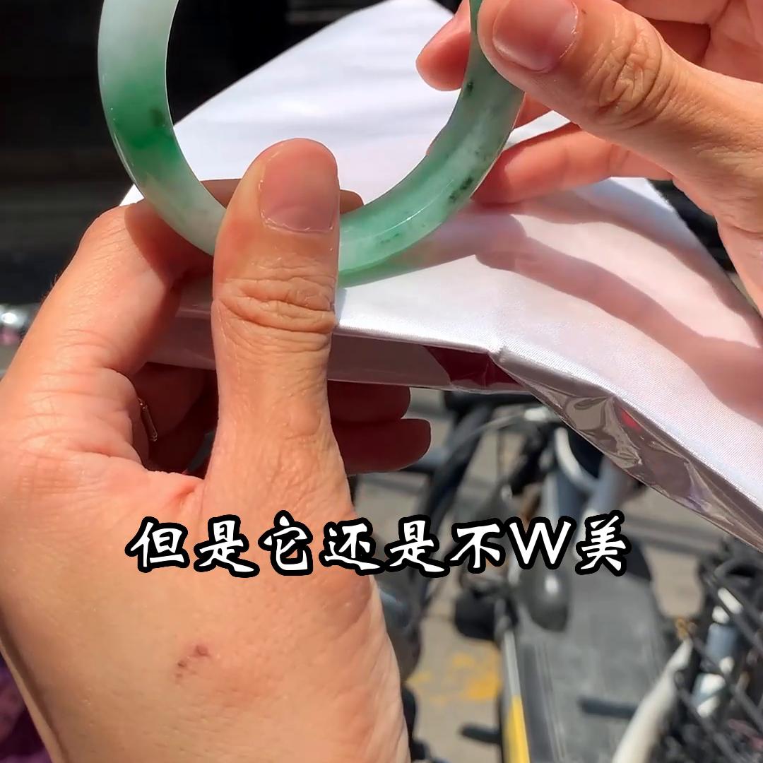 三圈手镯推荐购买吗 (翡翠手镯有瑕疵正常吗能买吗)