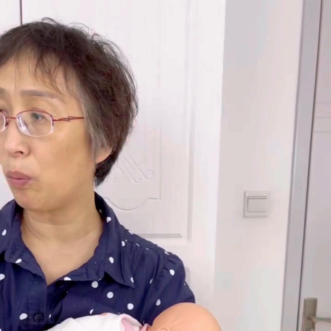 宝宝一直哭怎么安慰妈妈,宝宝哭妈妈崩溃怎么办