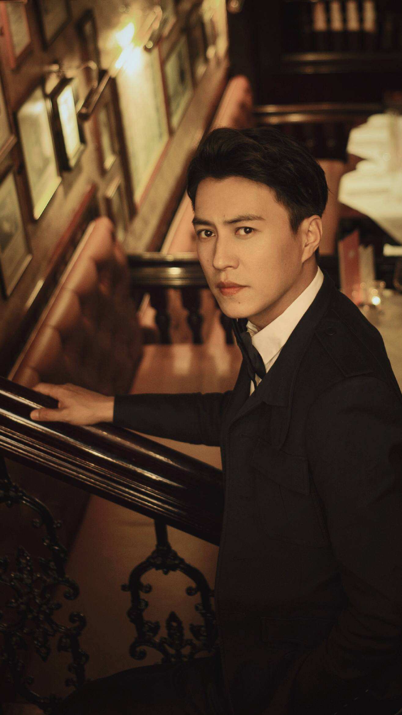 江珊爆料靳东,靳东李佳江珊合影照片