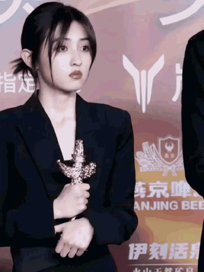 华表奖首位00后影后张子枫,华表奖首位00后“影后”