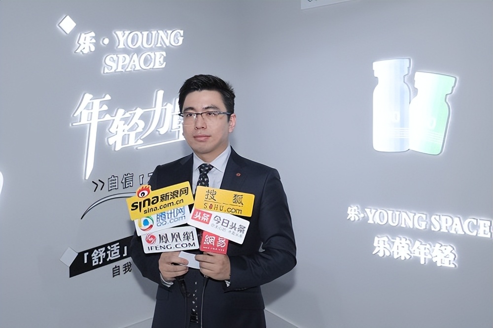 就“耀”年轻【乐Youngspace】年轻渼学空间现身时尚芭莎快闪店