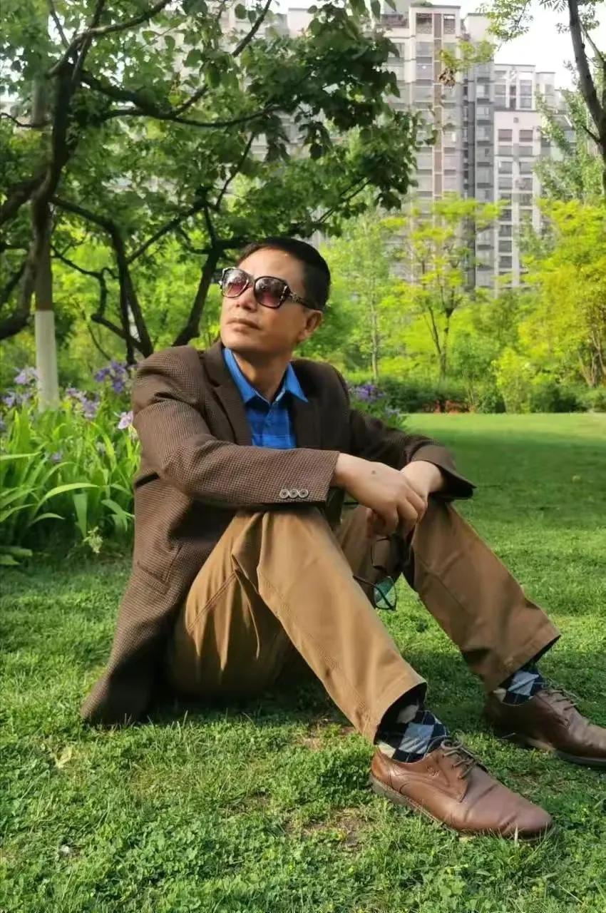 现代诗朗读同框,现代诗举杯