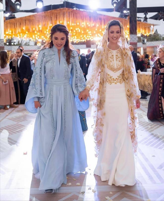 凯特王妃一袭红色造型亮相,凯特王妃粉色荷叶边