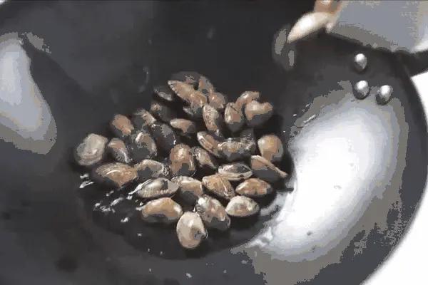 如何挑选一口好的铁锅,推荐不粘的铁锅