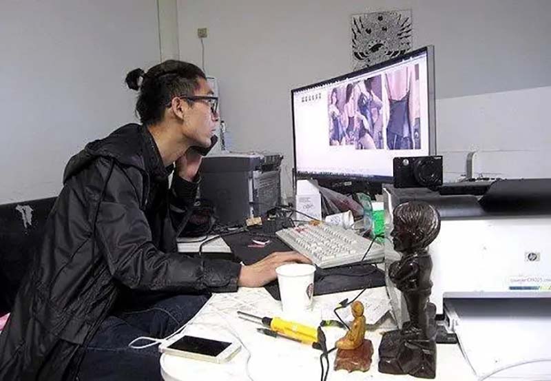 大学生卖衣服创业赚差价,大学生卖衣服一天卖出500件