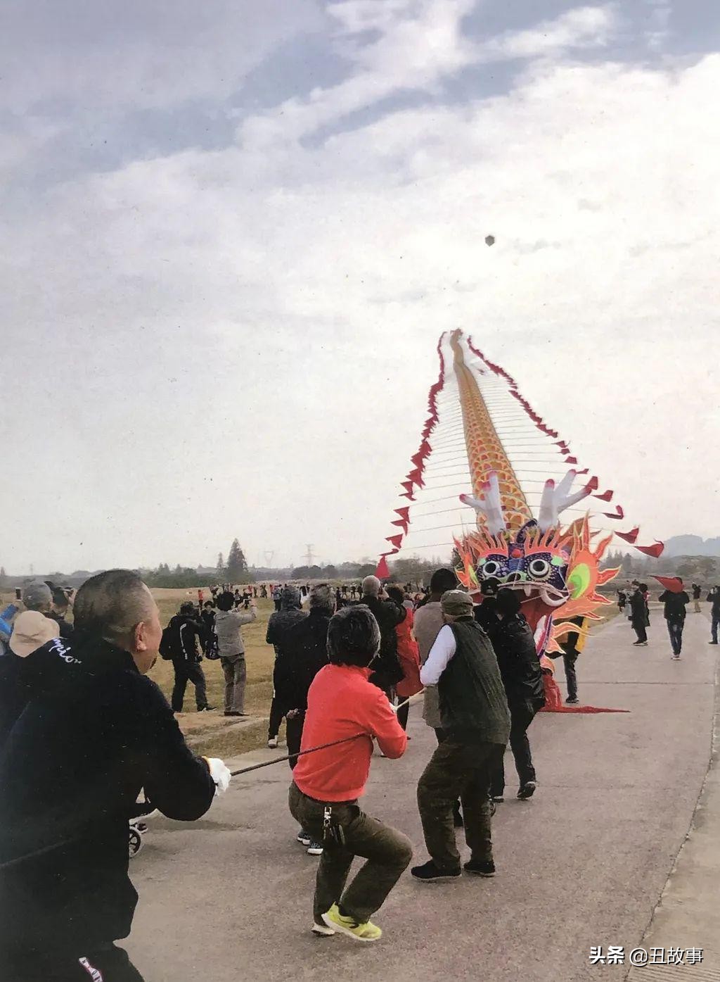 巨龙腾飞风筝的放飞现场,260米长风筝