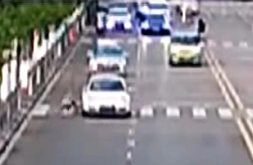 撞车中途离开再回来算肇事逃逸吗,被撞者离开事故现场算肇事逃逸吗