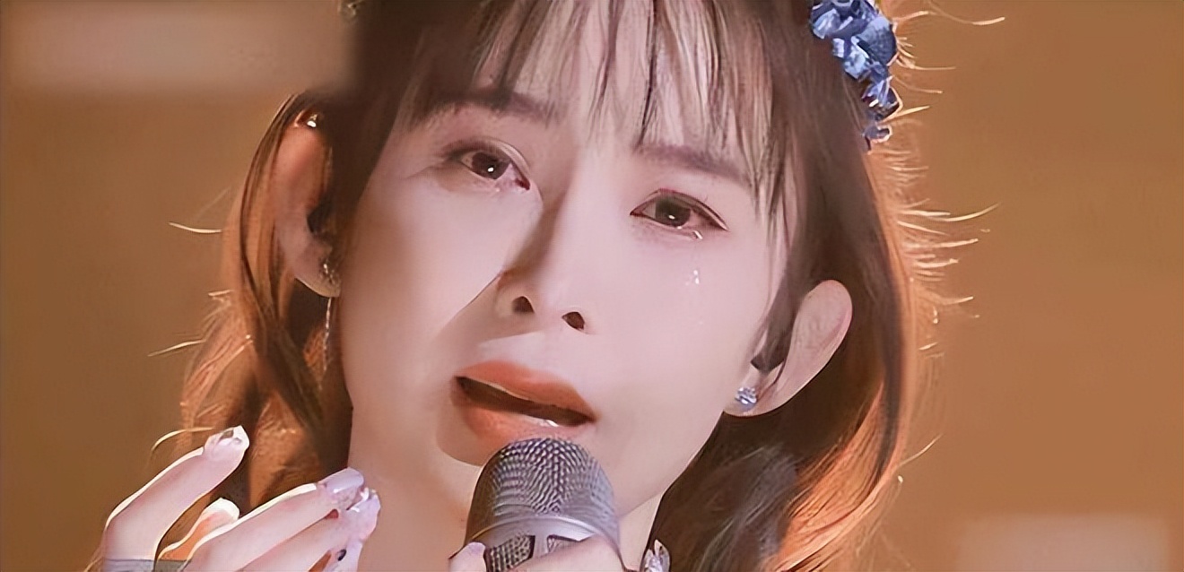 红毯假摔、穿透视装、碰瓷“迪幂孟扎”，赵樱子是要“黑红”到底