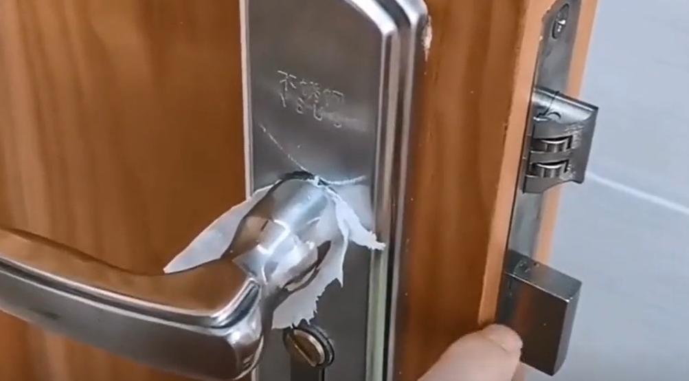 孩子淘气把自己锁在保险柜,门被反锁只需要一枚硬币快速打开