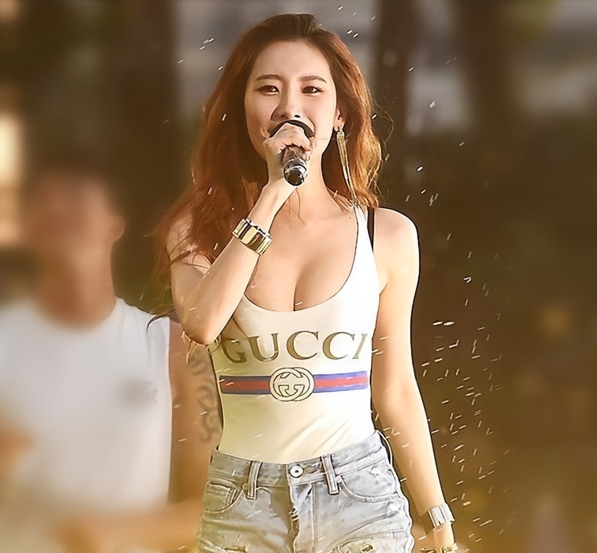 赵露思坐姿瑜伽裤穿搭,穿瑜伽裤上街合适吗