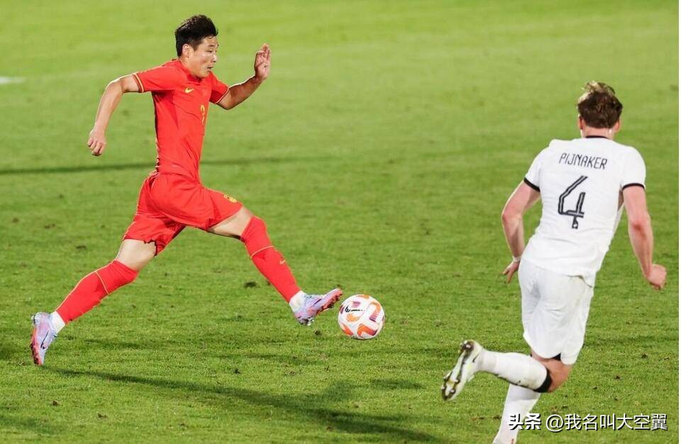 武磊连续三场首发难阻失利,武磊错失单刀国足1-2新西兰