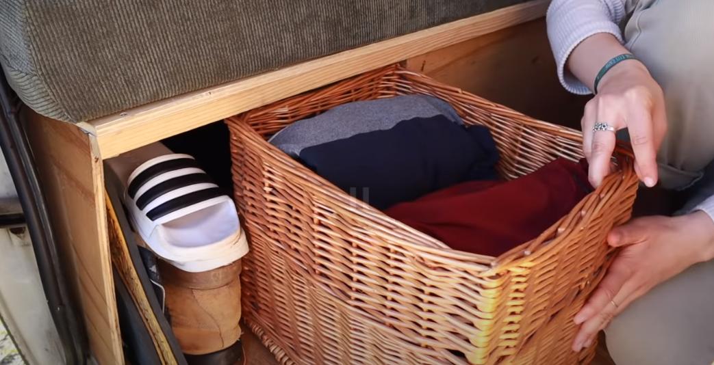 房车里的蜗居生活,国外夫妻房车生活