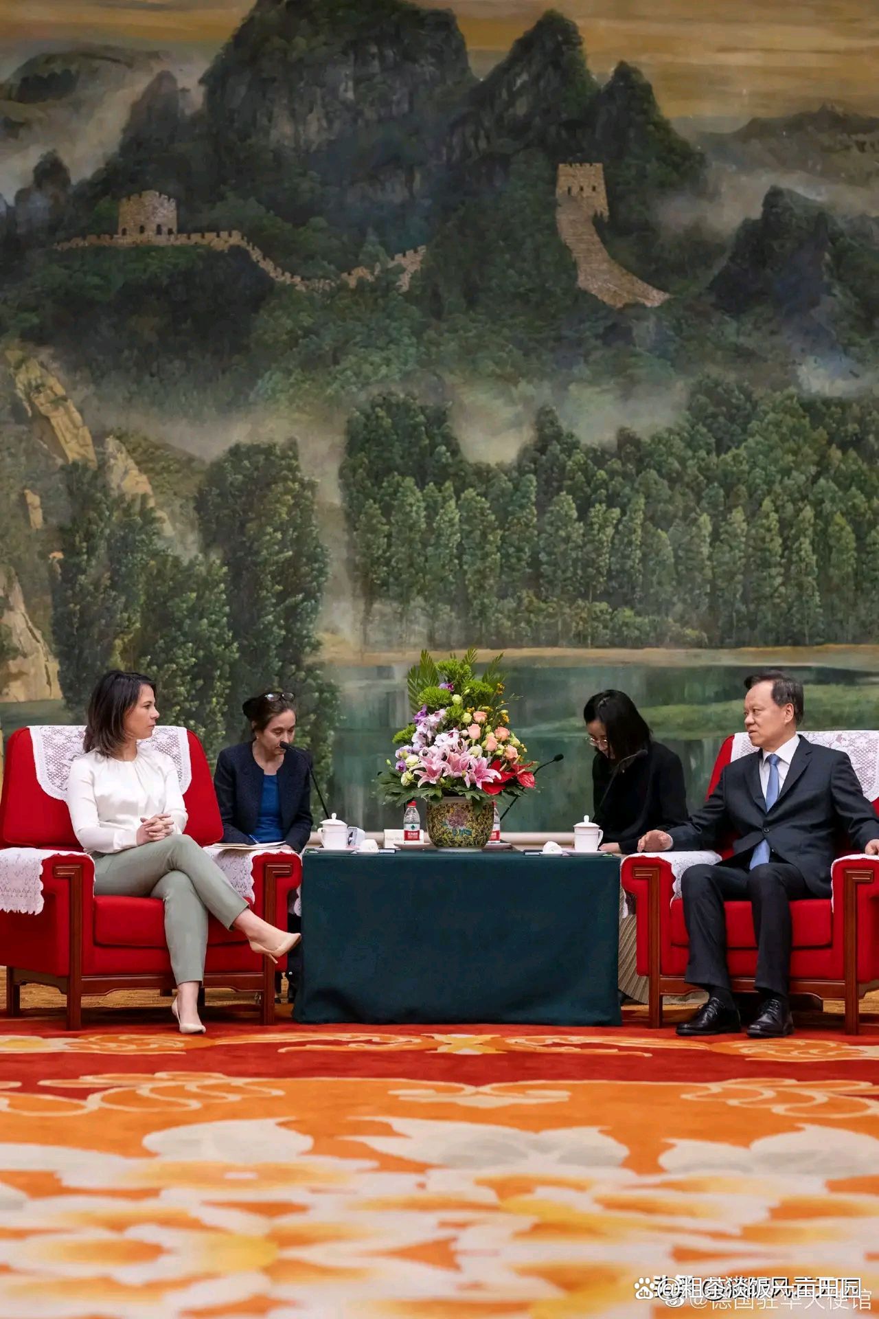 德国外长贝尔伯克翘着二郎腿,贝尔伯克翘二郎腿视频