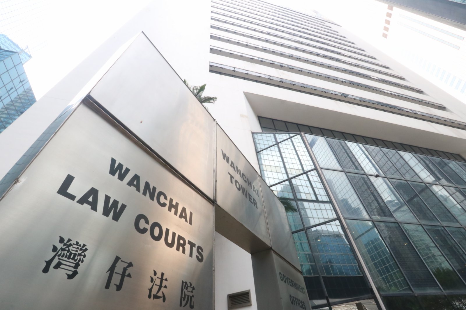 内地女在港读研被“黄丝”*脑洗**成惯犯，悼念凶徒现场被抓！香港入境处职员发帖煽动杀港警被判半年！