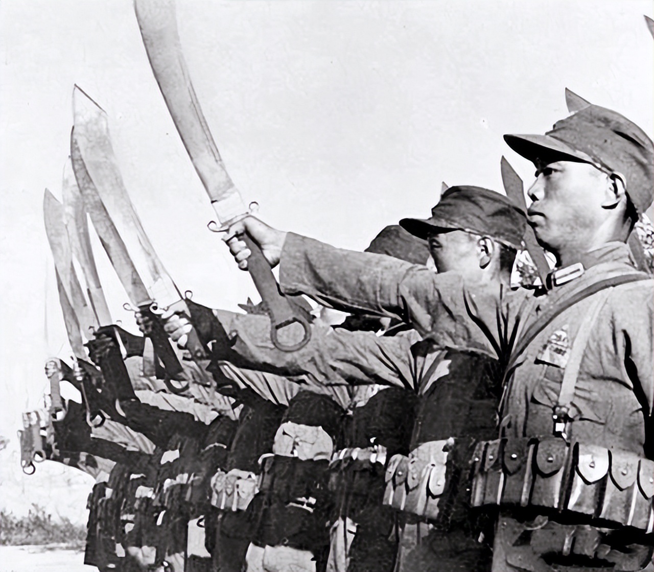 胡奇才突遭敌机轰炸,不怒反喜:我军赢定了