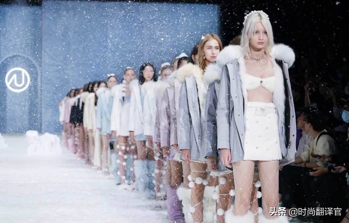 穿派克衣服怎么搭配裤子,穿派克皮草适合戴什么耳环