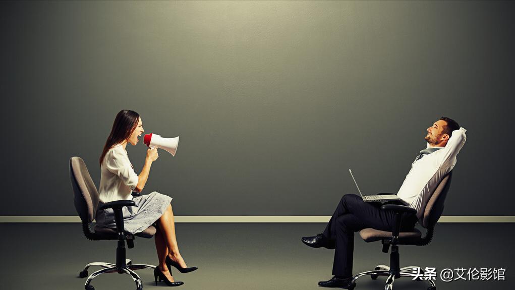 湖北一男子陪媳妇买东西，偷偷暗语买烟，收银员秒懂：男人的默契