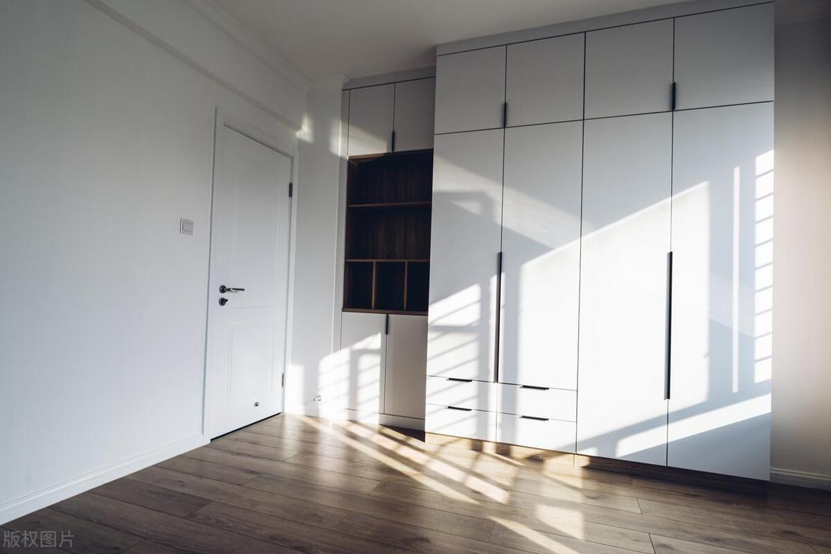 定制衣柜和成品实木衣柜哪个环保,顾家定制衣柜和索菲亚衣柜哪个好