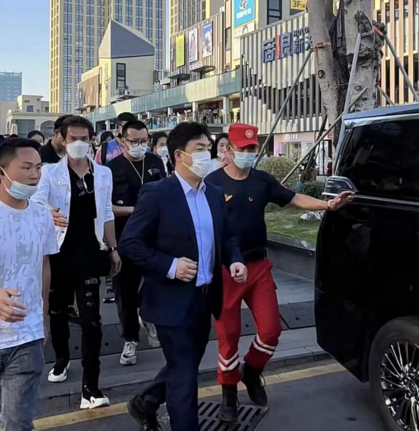 黄渤穿西装帅照,黄渤参加蹭饭真人秀