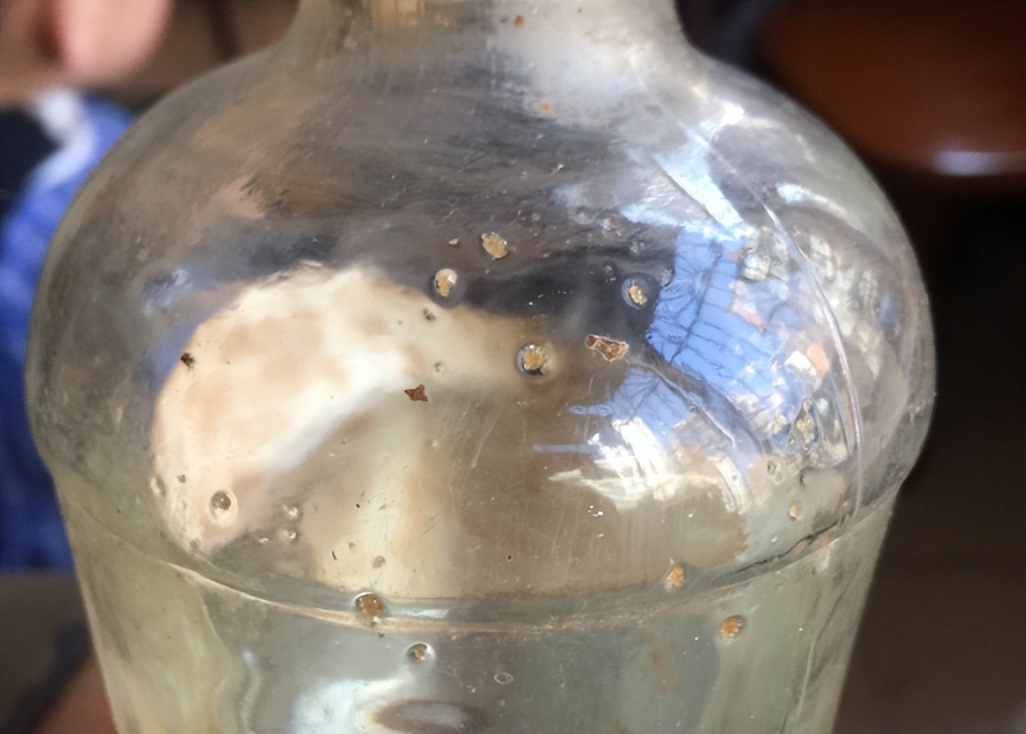 白酒喝着喝着出现絮状物,白酒有絮状物还能喝吗