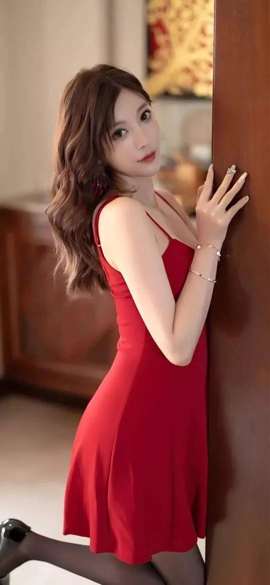 杨晨晨雪脂大长腿美出新高度，这腿得有一米八，张张都是经典