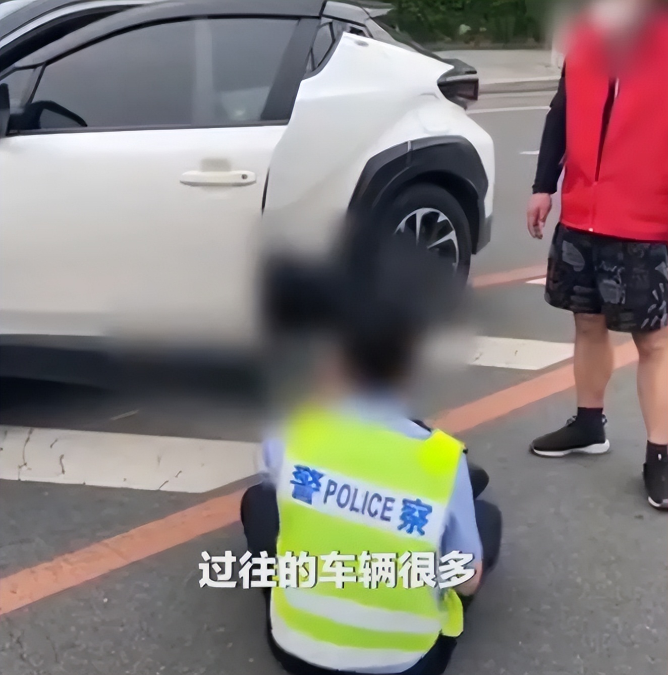 父女黄码看病被拦后袭警,社区回应父女黄码取药被拦后袭警